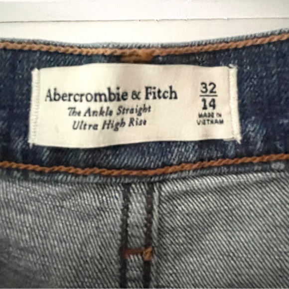 Abercrombie & Fitch Ultra High Rise Ankle Straight Jean - 32 - Picture 9 of 14
